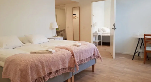Le Mat Jonsereds Fabriker, Book Hotel  