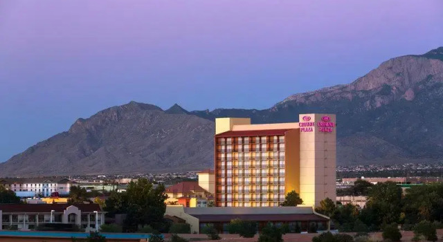 Кровать в общем номере Crowne Plaza Albuquerque by IHG