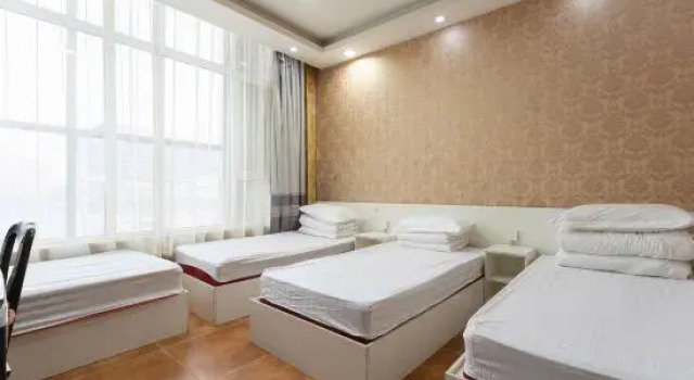Кровать в общем номере Qixi Hotel, Luohe