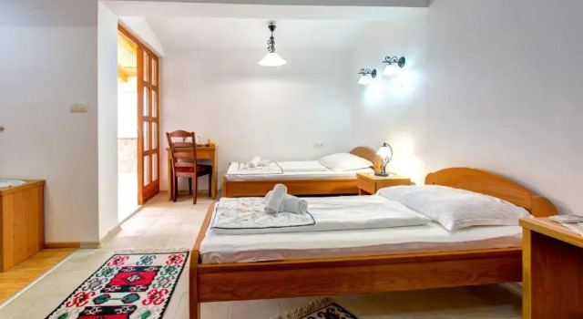 Четырёхместный номер Standard с балконом Hotel Almira