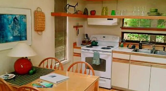 Коттедж с балконом Skiff Point Guest House