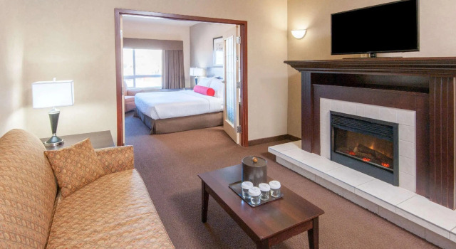 Трёхместный люкс Ramada by Wyndham Drumheller Hotel & Suites