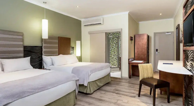 Четырёхместный семейный номер Standard с балконом Protea Hotel by Marriott Upington