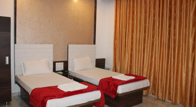 HOTEL GOLDEN PLAZA, Забронировать Отель Недорогие отели Мумбай, рядом с National College, недорого