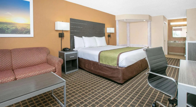 Suite Days Inn by Wyndham Hamilton