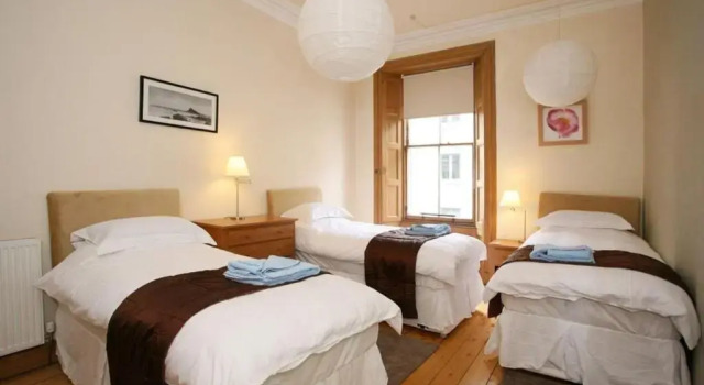 297 - Charming, spacious 2 bedroom apartment in the center of Edinburgh's Old Town, Забронировать Апартаменты/квартира Апартаменты Эдинбурга, рядом с St George's West Church, Апартаменты/квартира