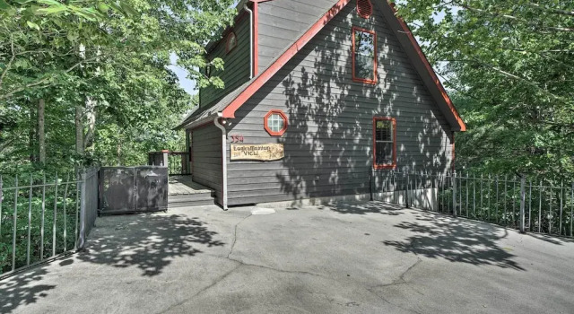 Hot Tub & Private Deck: Rustic Pigeon Forge Cabin, Забронировать Отель Отели Пиджен-Фордж с парковкой, рядом с Cooter’s Place &amp; Museum, Парковка