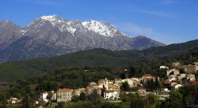 Chambre INDEPENDANTE et aménagée 25 kms Ajaccio, Rezerwuj Hotel Hotele w Korsyka z parkingiem, Parking