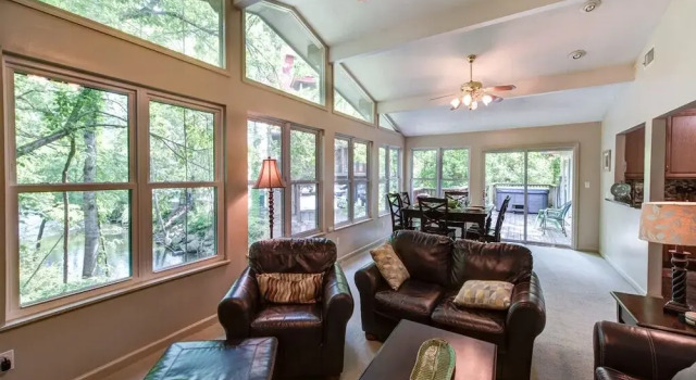 River Cottage 3 Bedroom Downtown Home with Hot Tub