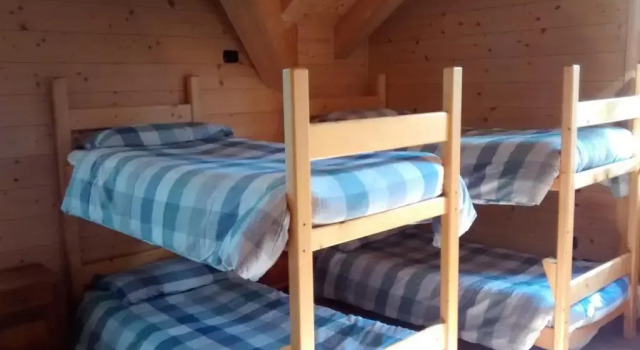 Кровать в общем номере Rifugio Zoia