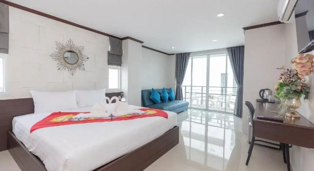 Двухместный номер Deluxe с балконом The Chic Patong Hotel
