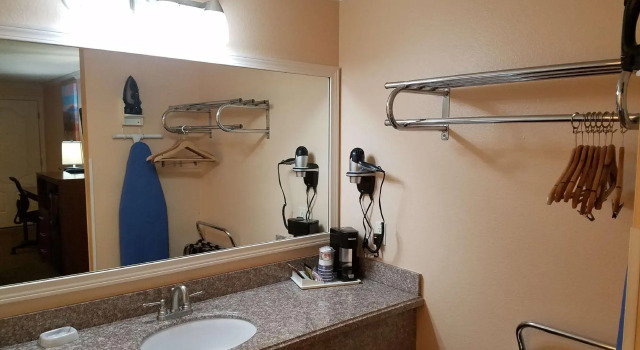 Четырёхместный номер Standard SureStay by Best Western Lakeview