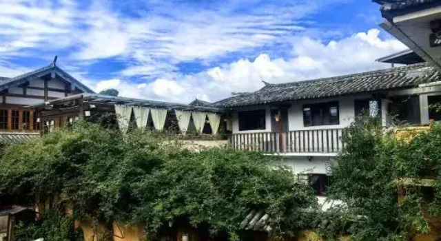 Shaxi Ancient Town Free Hand Star Picking Homestay