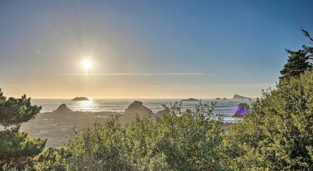 Коттедж Crescent City Getaway w/ Panoramic Ocean Views!