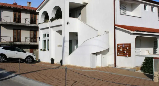 Impeccable 2-bed Apartment in Rab, Prenota Appartamento Hotel a Isole Quarnerine con parcheggio, Parcheggio