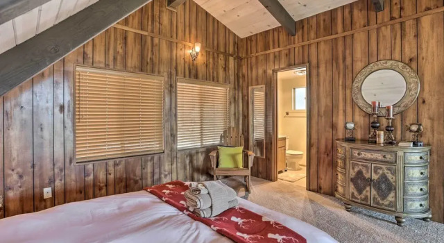 Quaint Cabin Retreat ~ 4 Mi to Arrowhead Lake, Забронировать Отель Твин Пикс San Bernardino Mountains