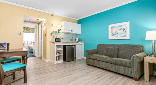 Люкс с балконом Cayman Suites Hotel
