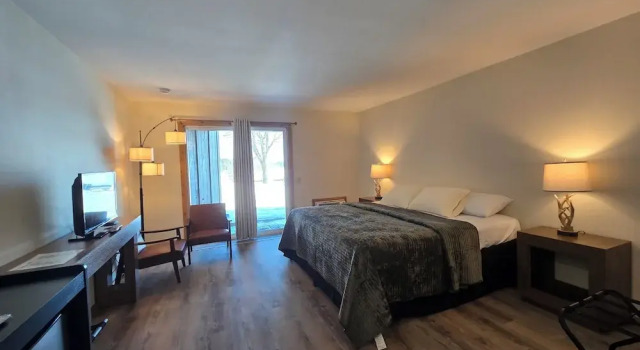 Standard- dobbelt værelse med altan med søudsigt Timber Inn Motel
