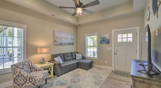 Коттедж с 2 комнатами Ocean Isle Beach Home w/ Shared Lanai & Grill