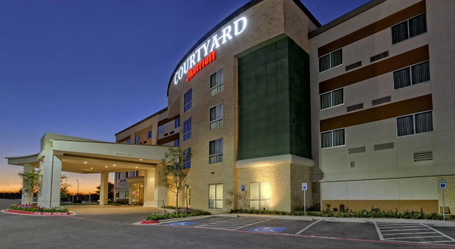 Номер Standard Courtyard by Marriott San Marcos