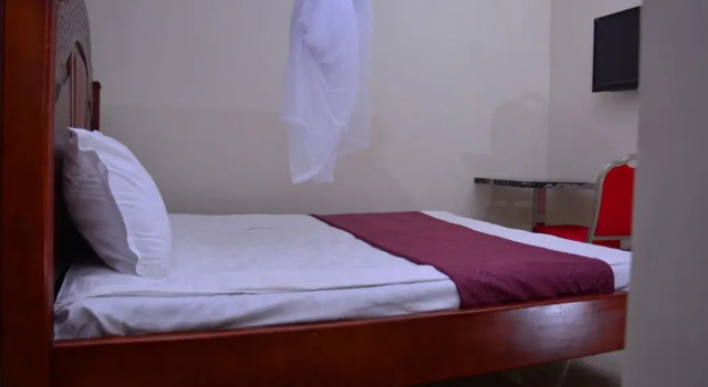 Mak-Queen Hotel