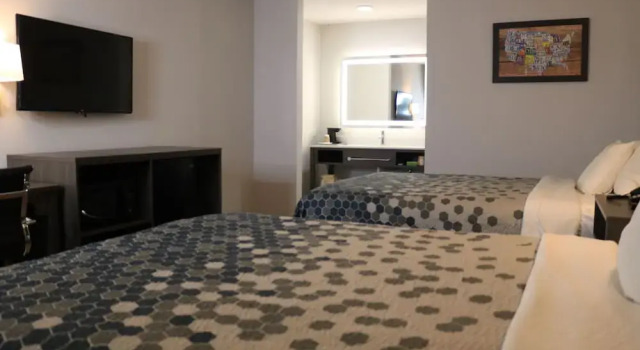 Четырёхместный номер Standard с балконом Econo Lodge Inn & Suites Southeast