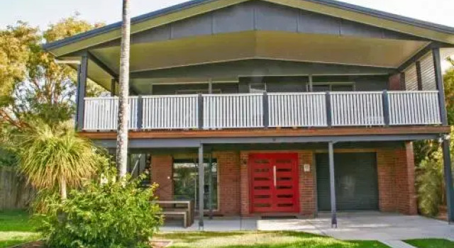 Red Door Beach House - Marcoola Beach - PET FRIENDLY, FOXTEL, WIFI, 500 BOND, Linen Supplied, Prenota Hotel Hotel a Queensland con parcheggio, Parcheggio