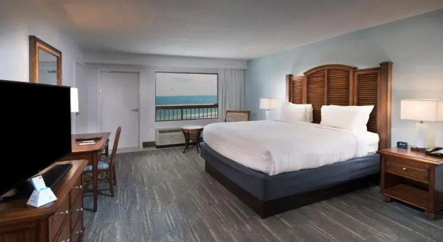 Двухместный номер Deluxe с балконом и с видом на залив The Island House Hotel a Doubletree by Hilton