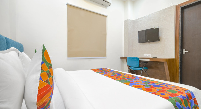 Номер Deluxe FabHotel Grand Giriraj