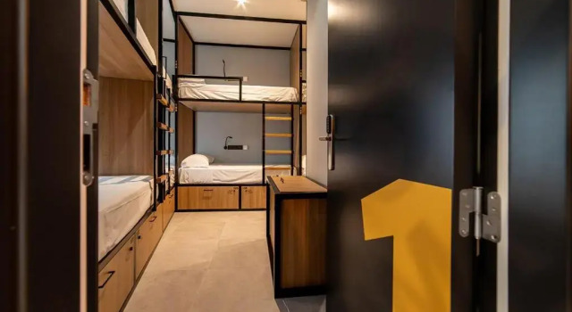 Кровать в общем номере Petit Hostel La Latina