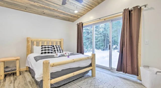 Lakefront Retreat w/ Patio, Grill + Boat Dock!, 预订 酒店 费尔普斯 威斯康星州