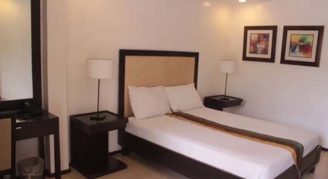 Двухместный номер Deluxe с балконом Subic Grand Seas Resort