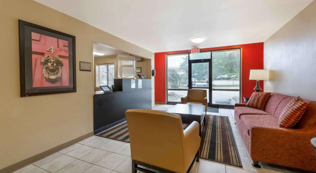 Suburban Studios Copley Akron West, Boek Hotel Hotels in Copley met parkeren, Parkeren