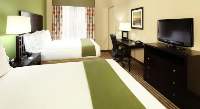 Четырёхместный номер Executive Holiday Inn Express & Suites Maumelle by IHG