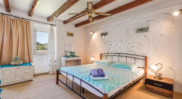 Holiday House Mali Raj - 3 Br Apts, Rezerwuj Hotel Hotele w Kvarner Islands z parkingiem, Parking