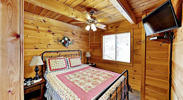 Chalet W/ Epic Mountain Views & Hot Tub 3 Bedroom Cabin, Забронировать Шале Отели Гатлинберг с бассейном, Бассейн