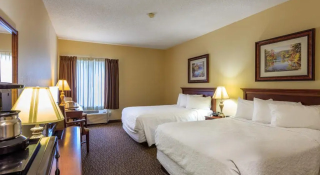 Четырёхместный номер Standard Branson Towers Hotel