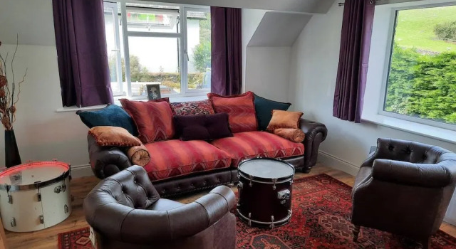 3 Bed Barn - Sleeps up to 6 - Parking - Wifi