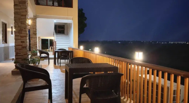 Кровать в общем номере Sarojus Farmview Hotel