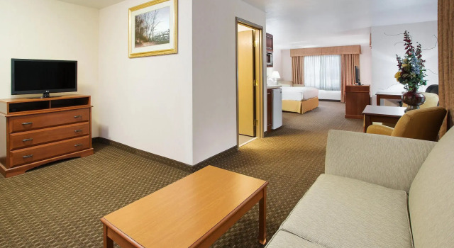 Двухместный люкс Holiday Inn Express Hotel & Suites Marion by IHG