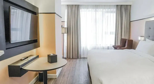 M Village Hotel Tôn Thất Đạm, a brand of Modern Village Lifestyle, Забронировать Отель Bad Gastein Хошимин, рядом с Golden Dragon Water Puppet Theatre