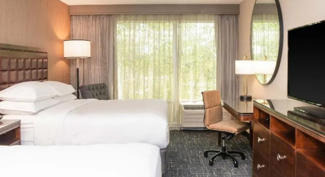 Четырёхместный номер Deluxe Sheraton Ann Arbor Hotel