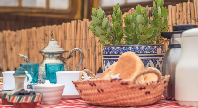 Кровать в общем номере Riad Dari