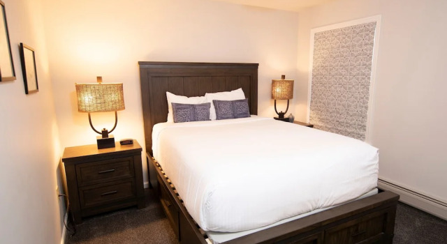 Modern & Updated Winterplace 3br- Sleeps 12 3 Bedroom Condo by RedAwning, Book Lejlighed Ludlow Okemo Mountain