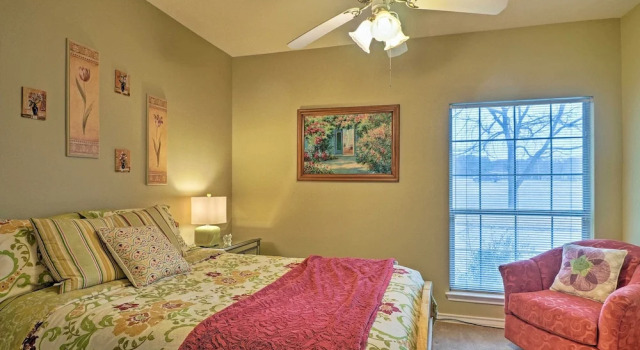 Коттедж Round Rock Lakefront Home w/ Water Toys & Fire Pit