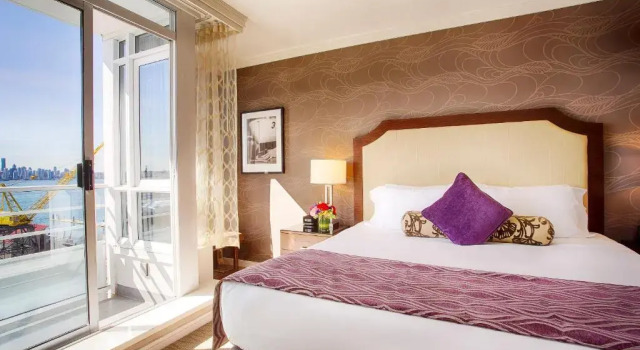Четырёхместный номер Superior с видом на гавань Pinnacle Hotel at the Pier