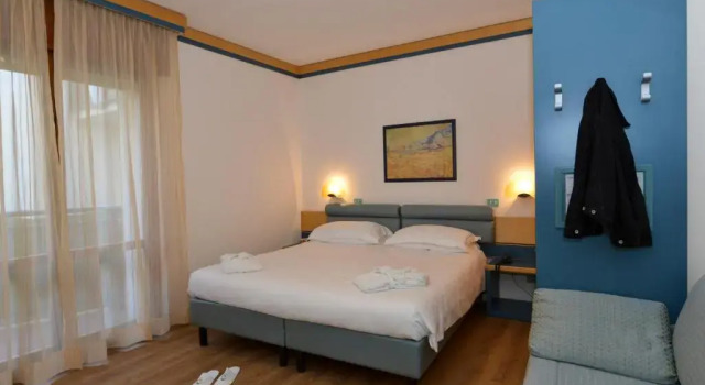 Трёхместный номер Deluxe с балконом Hotel Excelsior