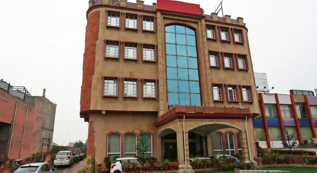 OYO 16125 Eiffel Grand Hotel, Rezerwuj Hotel Panipat Haryana