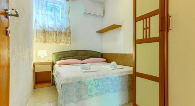 2-bdr apt With Shared Garden, 3 min Walk to Beach, Prenota Appartamento Splitska 
