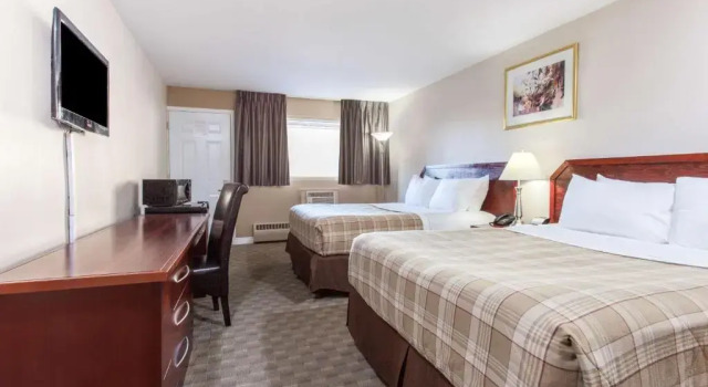 Четырёхместный номер Standard Howard Johnson Inn by Wyndham Kingston